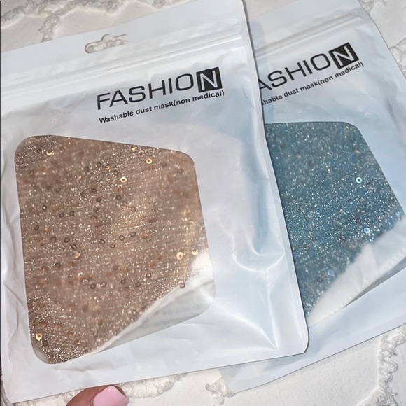 2 Sparkly face masks - Picture 2 of 3